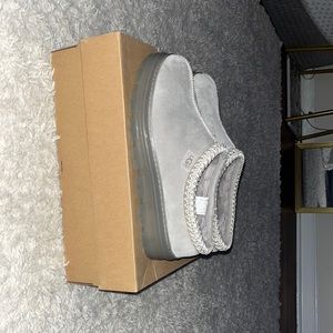 UGG- Gray Tasman clear bottom ugg